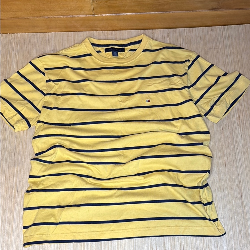 Tommy Hilfiger 90’s  Yellow and Navy Short Sleeve Tee